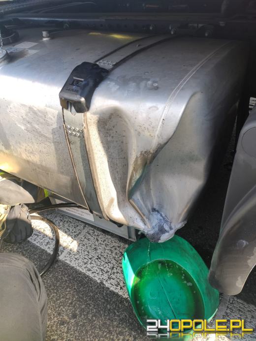 Pojazdy zderzyły się na A4. Doszło do wycieku paliwa