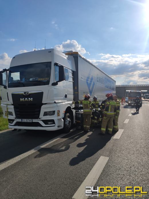 Pojazdy zderzyły się na A4. Doszło do wycieku paliwa