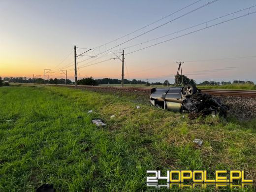 Poważny wypadek pod Byczyną. Osobówka wjechała pod pociąg 