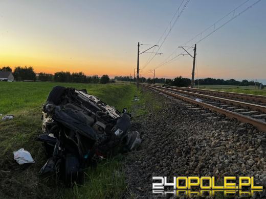 Poważny wypadek pod Byczyną. Osobówka wjechała pod pociąg 