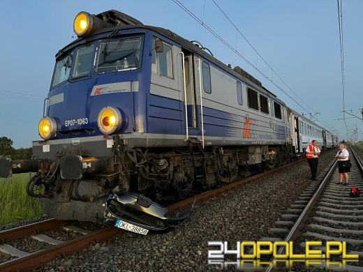 Poważny wypadek pod Byczyną. Osobówka wjechała pod pociąg 