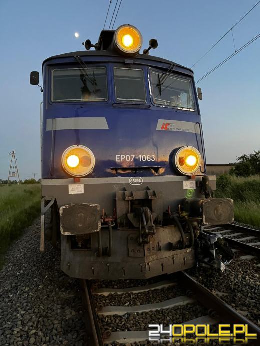 Poważny wypadek pod Byczyną. Osobówka wjechała pod pociąg 
