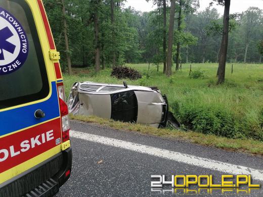 Wypadek w gminie Dąbrowa. Osobówka dachowała poza drogą