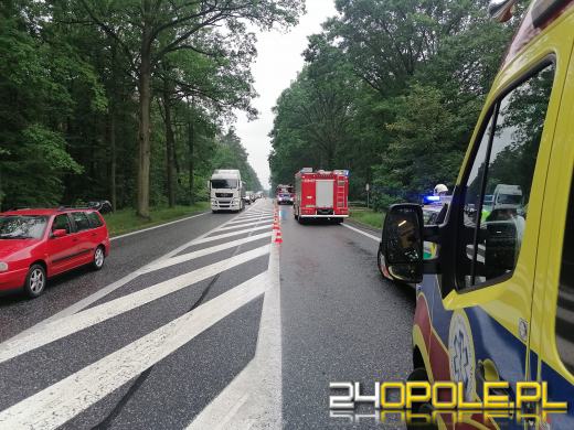 Wypadek w gminie Dąbrowa. Osobówka dachowała poza drogą