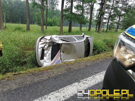 Wypadek w gminie Dąbrowa. Osobówka dachowała poza drogą