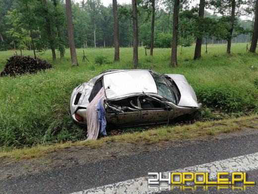 Wypadek w gminie Dąbrowa. Osobówka dachowała poza drogą