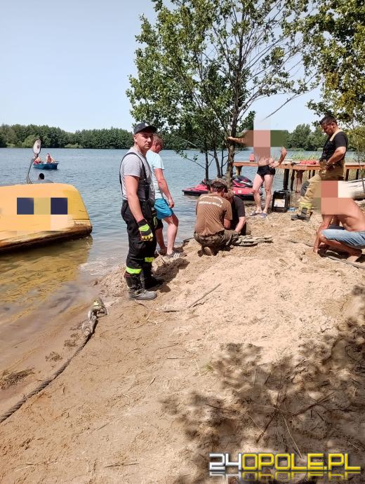 Koparka "wpadła" do akwenu w Malerzowicach Wielkich. Interweniowała straż