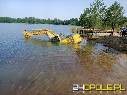 Koparka "wpadła" do akwenu w Malerzowicach Wielkich. Interweniowała straż