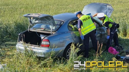Pijany kierowca i pasażer. Auto "wypchane" tytoniem dachowało w polu