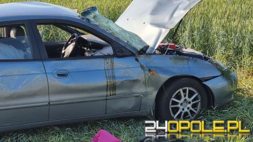 Pijany kierowca i pasażer. Auto "wypchane" tytoniem dachowało w polu
