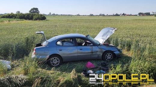Pijany kierowca i pasażer. Auto "wypchane" tytoniem dachowało w polu