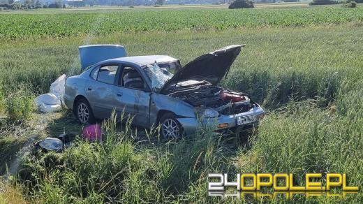 Pijany kierowca i pasażer. Auto "wypchane" tytoniem dachowało w polu