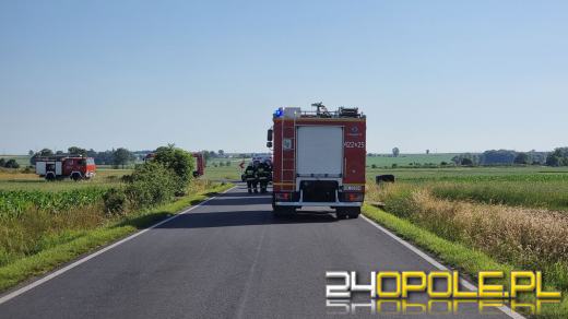 Pijany kierowca i pasażer. Auto "wypchane" tytoniem dachowało w polu