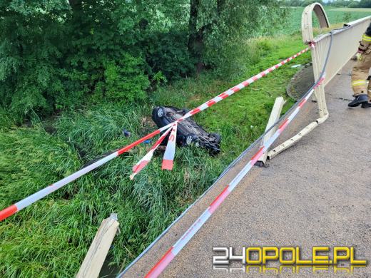 Samochód osobowy wypadł z drogi i wpadł do rzeki. Dwie osoby trafiły do szpitala