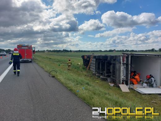 Ciężarówka przewożąca zasady i żywice leży na boku na opolskim odcinku A4