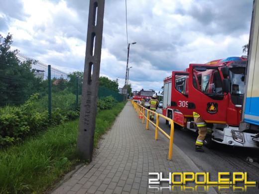 Samochód ciężarowy zderzył się z autobusem w Dąbrowie