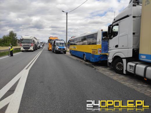 Samochód ciężarowy zderzył się z autobusem w Dąbrowie