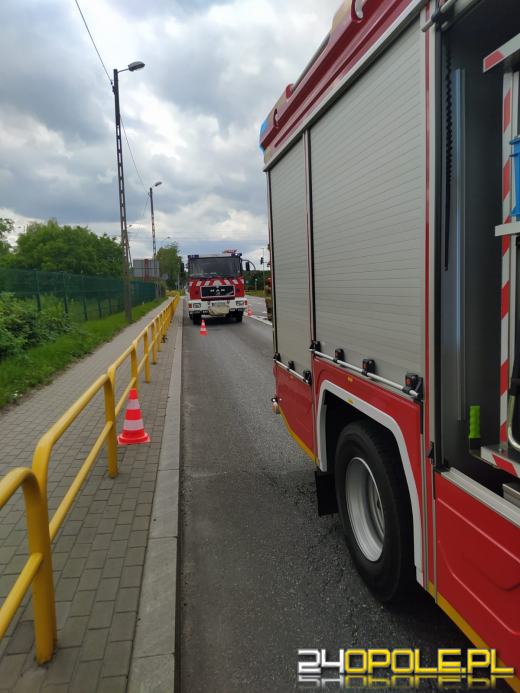 Samochód ciężarowy zderzył się z autobusem w Dąbrowie