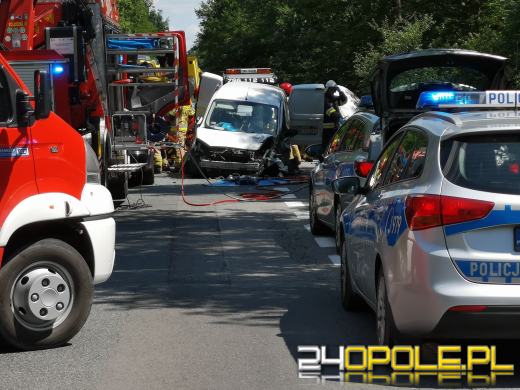 Nieprzejezdna DK94 w kierunku Walidróg. Trwa akcja ratunkowa po zderzeniu 4 pojazdów