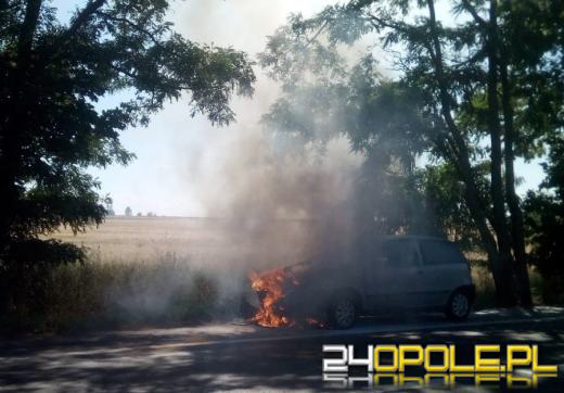 Samochód zapalił się podczas jazdy. Niebezpieczna sytuacja w Opolu