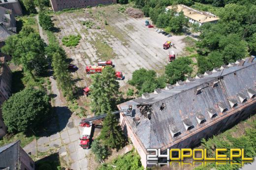Pożar w opuszczonej jednostce wojskowej w Kędzierzynie-Koźlu