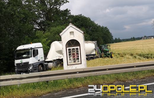 Zderzenie ciężarówek i osobówki w Zawadzie