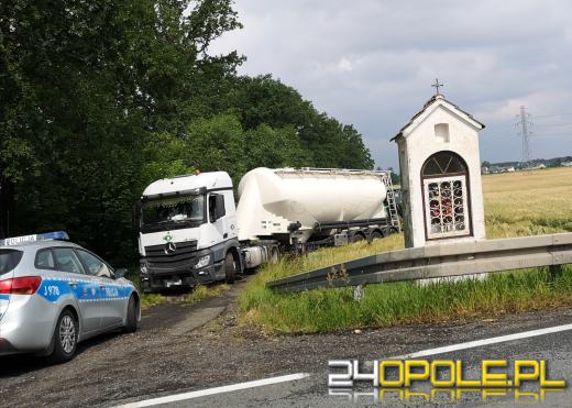 Zderzenie ciężarówek i osobówki w Zawadzie