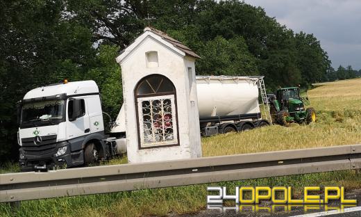 Zderzenie ciężarówek i osobówki w Zawadzie