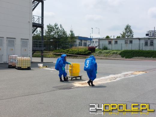 Strażacy wezwani do przewróconego zbiornika z kwasem azotowym