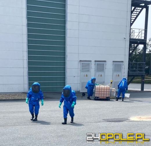 Strażacy wezwani do przewróconego zbiornika z kwasem azotowym