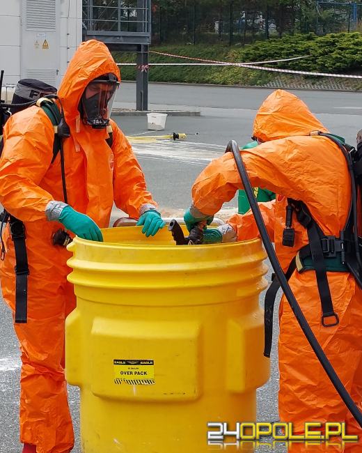 Strażacy wezwani do przewróconego zbiornika z kwasem azotowym