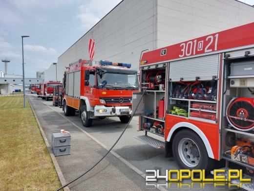 Strażacy wezwani do przewróconego zbiornika z kwasem azotowym