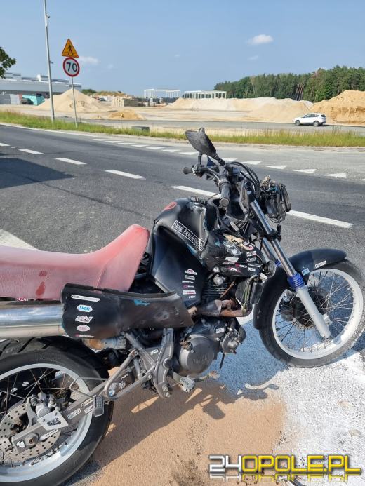 Wypadek z udziałem osobówki i motocyklisty. Ranny kierowca jednośladu trafił do szpitala