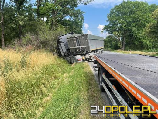 Samochód ciężarowy wypadł z drogi na odcinku Wrzoski - Dąbrowa