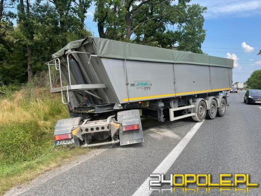 Samochód ciężarowy wypadł z drogi na odcinku Wrzoski - Dąbrowa