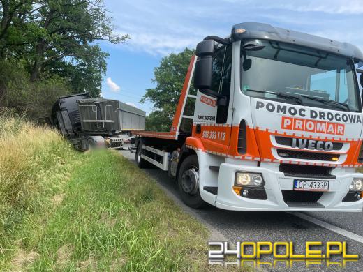 Samochód ciężarowy wypadł z drogi na odcinku Wrzoski - Dąbrowa