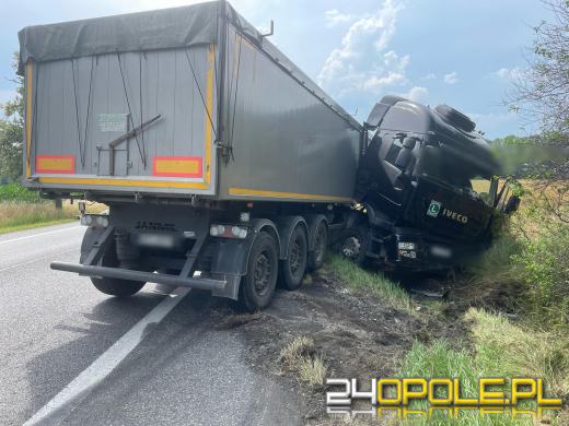 Samochód ciężarowy wypadł z drogi na odcinku Wrzoski - Dąbrowa