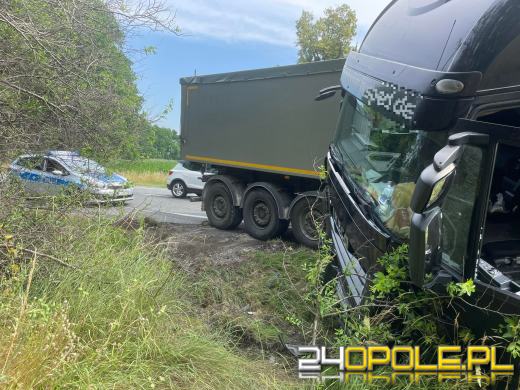 Samochód ciężarowy wypadł z drogi na odcinku Wrzoski - Dąbrowa