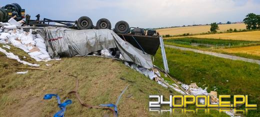 Samochód ciężarowy przewrócił się na A4. Kierowca został ranny