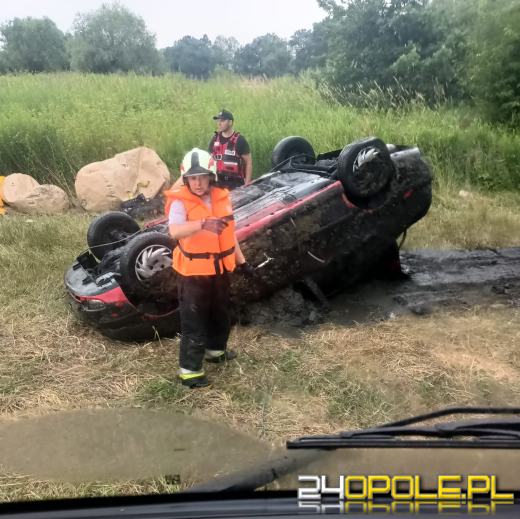 Strażacy wyciągnęli samochód z Odry