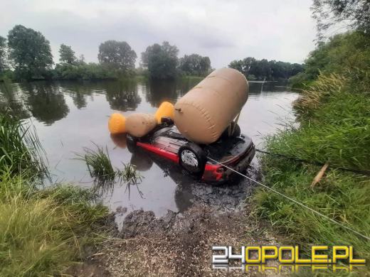 Strażacy wyciągnęli samochód z Odry