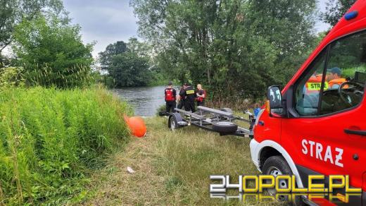 Strażacy wyciągnęli samochód z Odry