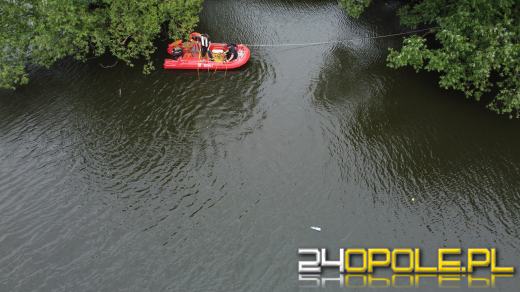 Strażacy wyciągnęli samochód z Odry