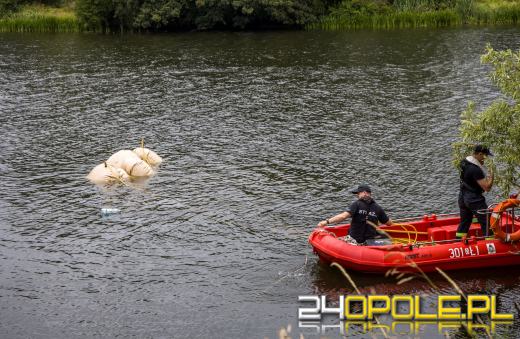Strażacy wyciągnęli samochód z Odry