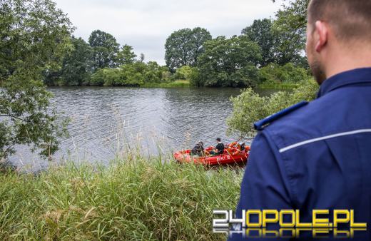 Strażacy wyciągnęli samochód z Odry