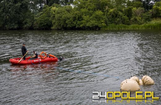 Strażacy wyciągnęli samochód z Odry