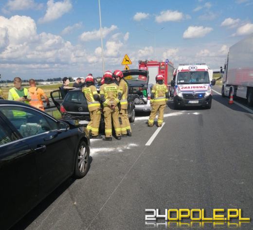 Zderzenie trzech pojazdów na A4 w powiecie strzeleckim. Lądował LPR