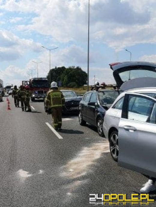 Zderzenie trzech pojazdów na A4 w powiecie strzeleckim. Lądował LPR