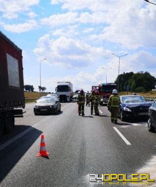 Zderzenie trzech pojazdów na A4 w powiecie strzeleckim. Lądował LPR