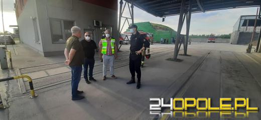 Wojewoda na miejscu pożaru w Skarbimierzu-Osiedle. Prace służb trwają